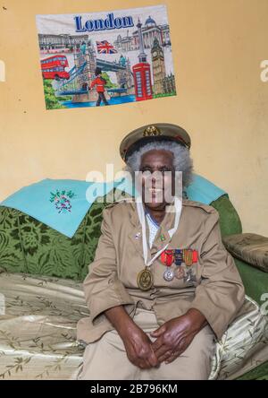 Femme éthiopienne vétéran de la guerre italo-éthiopienne en uniforme militaire, région d'Addis-Abeba, Addis-Abeba, Ethiopie Banque D'Images