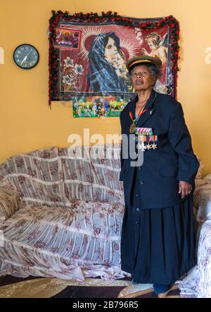 Femme éthiopienne vétéran de la guerre italo-éthiopienne avec une décoration vierge de marie, région d'Addis-Abeba, Addis-Abeba, Ethiopie Banque D'Images