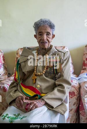 Femme éthiopienne vétéran de la guerre italo-éthiopienne en uniforme militaire, région d'Addis-Abeba, Addis-Abeba, Ethiopie Banque D'Images