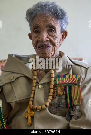 Femme éthiopienne vétéran de la guerre italo-éthiopienne en uniforme militaire, région d'Addis-Abeba, Addis-Abeba, Ethiopie Banque D'Images