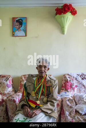 Femme éthiopienne vétéran de la guerre italo-éthiopienne en uniforme militaire, région d'Addis-Abeba, Addis-Abeba, Ethiopie Banque D'Images