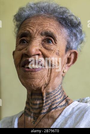 Femme éthiopienne vétéran de la guerre italo-éthiopienne avec des tattoes dans le cou, région d'Addis-Abeba, Addis-Abeba, Ethiopie Banque D'Images