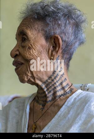 Femme éthiopienne vétéran de la guerre italo-éthiopienne avec des tattoes dans le cou, région d'Addis-Abeba, Addis-Abeba, Ethiopie Banque D'Images