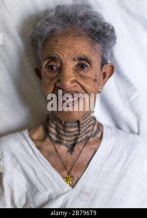 Femme éthiopienne vétéran de la guerre italo-éthiopienne avec des tattoes dans le cou, région d'Addis-Abeba, Addis-Abeba, Ethiopie Banque D'Images