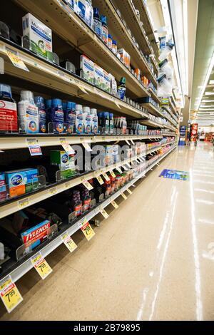 Etagères de médicaments en vente libre dans une épicerie de supermarché Banque D'Images