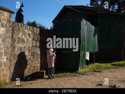 Femme orthodoxe éthiopienne priant dans l'église orthodoxe d'Entoto Maryam, région d'Addis-Abeba, Addis-Abeba, Ethiopie Banque D'Images