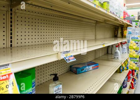 Presque vide étagères dans une épicerie de supermarché dans l'allée de boîte de tissu comme coronavirus cause la peur et la panique Banque D'Images