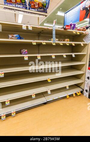 Presque vide étagères dans un supermarché épicerie dans l'île de pain comme coronavirus cause la peur et la panique verticale Banque D'Images