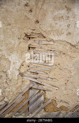 Gros plan sur la texture fissurée du mur d'adobe, mur d'argile d'une maison de boue dans le village bulgare. Banque D'Images