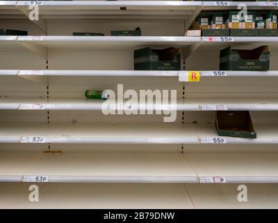Les étagères vides dans un supermarché Tesco de Cambridgeshire au Royaume-Uni où les pâtes ont été vendues alors que les gens paniquent achètent de la nourriture en repsonse au coronavirus ou au covid 19 Banque D'Images
