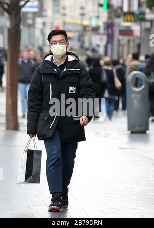 14/03/2020. Covid-19 Pandémie (Coronavirus) Irlande. Les personnes photographiés portent des masques lorsqu'elles font leurs courses à Dublin. La nuit dernière, il y avait 90 cas de Covid-19, et un décès avait été confirmé en République d'Irlande. Tous les événements sportifs de plein air majeurs impliquant plus de 500 personnes et des événements intérieurs de toute sorte avec plus de 100 personnes ont été annulés. Toutes les universités scolaires, les structures de garde d'enfants, les musées et les galeries d'art ont été fermés. La plupart des églises ont annulé des services. Photo: Sam Boal/Rollingnews.Ie Banque D'Images