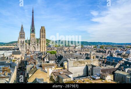 Vue panoramique sur Rouen, avec la cathédrale gothique de notre-Dame, dans un après-midi ensoleillé. Normandie, France. Banque D'Images