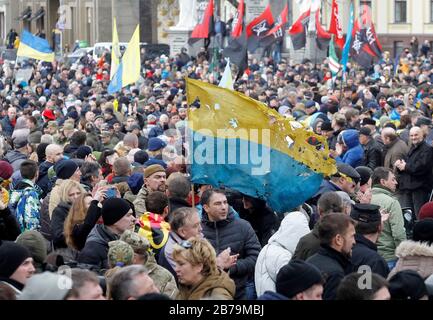 Foule de personnes en mars.Des Milliers de militaires et de volontaires ukrainiens ont participé à la marche des patriotes marquant la Journée des volontaires honorant les soldats qui ont rejoint l'armée ukrainienne lors d'un conflit militaire dans l'est de l'Ukraine. Banque D'Images