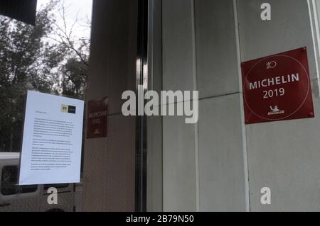 Avertissement annonçant fermé comme prévention du risque de contagion du coronavirus   COVID-19  jusqu'à nouvel ordre Banque D'Images