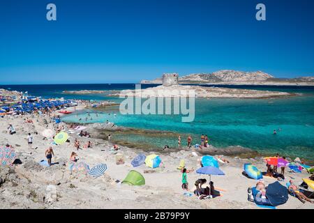 STINTINO, ITALIE - 21 AOÛT 2017 - personnes non identifiées au soleil sur la célèbre plage de la Pelosa sur l'île de Sardaigne. Banque D'Images