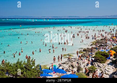 STINTINO, ITALIE - 21 AOÛT 2017 - personnes non identifiées au soleil sur la célèbre plage de la Pelosa sur l'île de Sardaigne. Banque D'Images