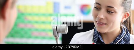 Young attractive doctor en uniforme Banque D'Images