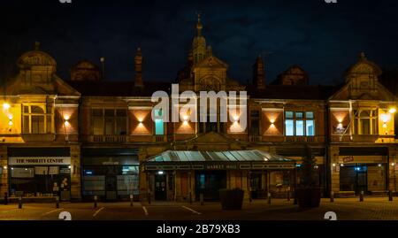 Place du marché - Burton on Trent - dans la nuit. L'ancien bâtiment du marché a été illuminé. Banque D'Images