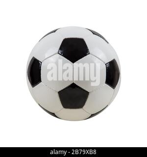 Ballon de football classique, modèle noir et blanc typique, isolé sur fond blanc. Symbole de ballon de football traditionnel, photo studio réelle. Banque D'Images