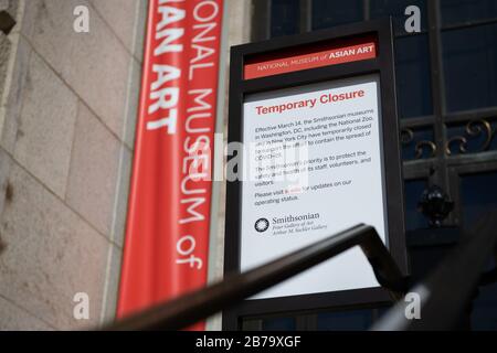 Washington, États-Unis. 14 mars 2020. Un panneau « fermeture temporaire » se trouve à l'entrée du Musée national de l'art asiatique C de la Smithsonian institution, qui a fermé tous ses sites de musées le 14 mars en réponse à l'aggravation de l'épidémie mondiale de COVID-19 C à Washington, DC le 14 mars 2020. Vendredi, le président Donald Trump a déclaré une urgence nationale et un important projet de loi de secours a été adopté par la Chambre des Représentants, tous deux ciblés sur la pandémie de Coronavirus. (Graeme Sloan/Sipa Usa) Crédit: Sipa Usa/Alay Live News Banque D'Images