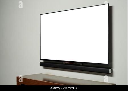 télévision à écran plat accrochée sur la vue latérale du mur dans le salon Banque D'Images