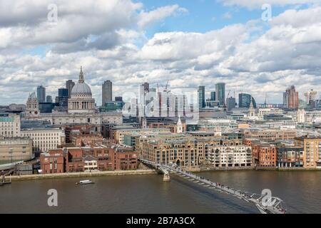 Admirez le paysage urbain aérien londonien au bord de la rivière avec la cathédrale St Paul dominant les gratte-ciel Banque D'Images