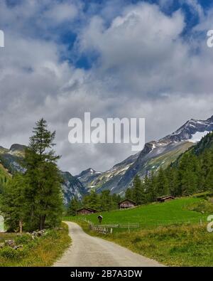 chalets alpins dans les montagnes Banque D'Images