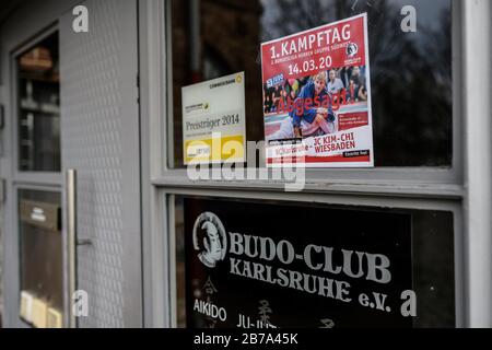 Karlsruhe, Allemagne. 14 mars 2020. Vue extérieure du Budoclub de Karlsruhe, vue sur la porte d'entrée. La journée de lutte prévue pour aujourd'hui a été annulée. GES/Coronavirus en Allemagne, 14.03.2020 vie avec Coronavirus, Karlsruhe, 14 mars 2020 | utilisation dans le monde crédit: DPA/Alay Live News Banque D'Images
