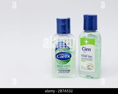 Londres / Royaume-Uni - 9 mars 2020 - deux bouteilles de gel aseptisant antibactérien pour les mains des marques Carex et Cien sur un fond blanc Banque D'Images