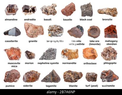 ensemble de diverses roches brunes non polies avec des noms ( almandine, wolframite, morion, cassitérite, syénite néphéline, phlogosite, orthoclase, lamprophylli Banque D'Images