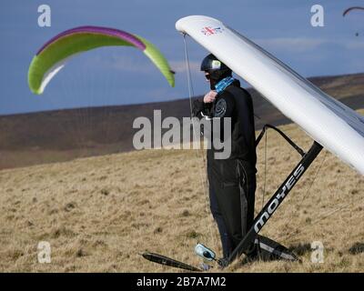 Suspendre le pilote de planeur qui se prépare à prendre à long Mynd,. Shropshire, Royaume-Uni Banque D'Images