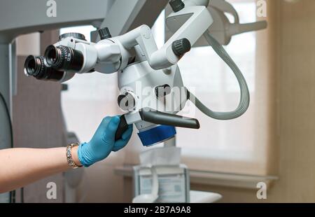 travailler au bureau du dentiste Banque D'Images