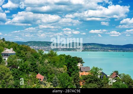 Vue depuis l'abbaye de Tihany au lac Balaton avec Balatonfured Banque D'Images