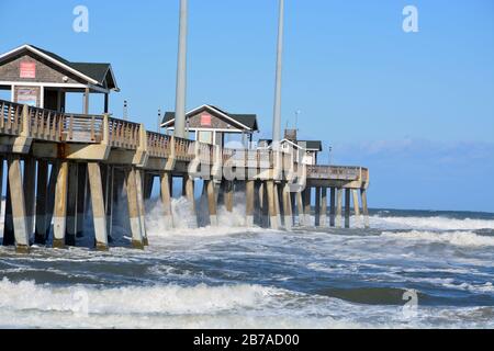 Les vagues s'écrasent contre les pylônes à Jennette's Pier à Nags Head, en Caroline du Nord. Banque D'Images