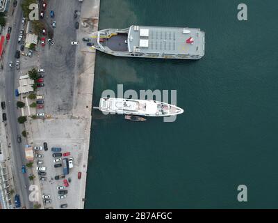 vue aérienne luxe yach ouranos et bateau à vitesse ancré à côté du ferry de corfou dans le port de plaisance de la ville d'igoumenitsa en grèce épire Banque D'Images