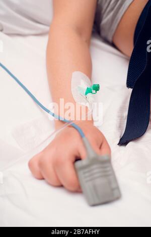 Liquide IV, intraveineuse avec du chlorure de sodium appliqué à la main du patient à l'hôpital. Banque D'Images