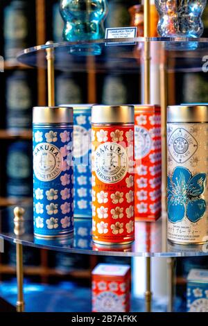 Boîtes de thé exposées au Mariage Frères Tea Emporium and Restaurant, Covent Garden, Londres, Royaume-Uni Banque D'Images