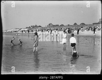 Gezicht op het strand van Bergen aan Zee vanaf het water, met op de voorgrond speelende kinderen op de achtergrond de huizen aan de boulevard en de Pier Panderstraat - Regionaal Archief Alkmaar - FO1400116. Banque D'Images