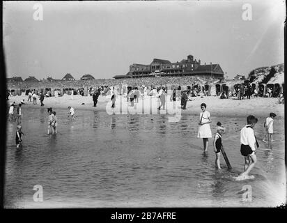 Gezicht op het strand van Bergen aan Zee vanaf het eau, met op de voorgrond speelende kinderen op de achtergrond de huizen aan de boulevard, de Pier Panderstraat en Hotel Nassau Bergen - Regionaal Archief Alkmaar - FO1400117. Banque D'Images