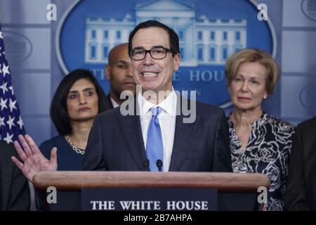 Washington, États-Unis. 14 mars 2020. Le secrétaire au Trésor Steve Mnuchin, avec des membres du groupe de travail sur le coronavirus, répond à une question des médias lors d'une conférence de presse sur le coronavirus COVID-19 à la Maison Blanche à Washington, DC le samedi mars 2020. À ce jour, il y a 2175 cas confirmés de coronavirus COVID-19 aux États-Unis avec 50 morts. Photo de Shawn Thew/UPI crédit: UPI/Alay Live News Banque D'Images