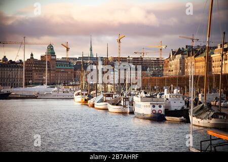 STOCKHOLM, SUÈDE - 06 JANVIER 2018 : vue magnifique sur la rue Strandvagen dans le district d'Ostermalm au coucher du soleil avec des bateaux touristiques amarrés Banque D'Images