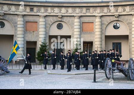 STOCKHOLM, SUÈDE - 06 JANVIER 2018 : gardes non identifiés en service au palais royal de Stockholm, Suède. Banque D'Images