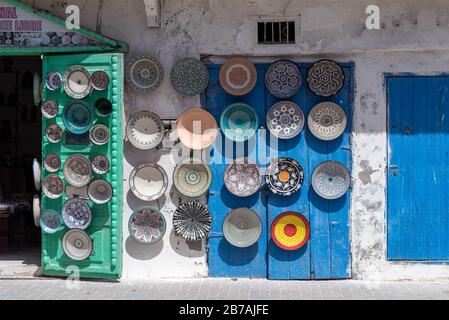 Bols marocains, souvenirs en céramique à vendre dans les souks de la vieille médina, Essaouira, Maroc Banque D'Images