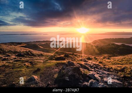 Vue sur un magnifique lever de soleil depuis le Vieux Homme de Storr sur l'île de Skye en Ecosse. Banque D'Images