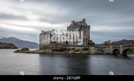 Eilean Donan est un château pittoresque sur une petite île marémotrice où trois lochs de mer se rencontrent, Loch Duich, Loch long et Loch Alsh, dans les Highlands occidentaux. Banque D'Images