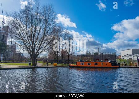 Manchester, Royaume-Uni - 1 mars 2020: Bateau amarré dans un canal à New Islington, une région nouvellement développée à Manchester Banque D'Images