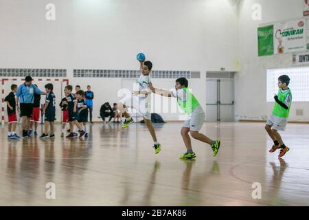 Afife, Viana do Castelo, Portugal - 1er décembre 2018 : tournoi de handball pour enfants organisé par l'Association sportive Afifense. Banque D'Images