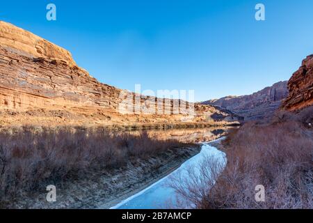 Vue sur le fleuve Colorado depuis le sentier du canyon Moab à Moab, Utah Banque D'Images