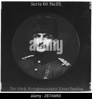 Projection Für Alle - Der Weltkrieg: Siegreiche Führer. Série 60. N° 22. türk. Kriegsminister Enver Pascha. Enver Pascha (1881 - 1922) War Politiker, Generalleautnant und von 1914 bis 1918 Kriegssministre des Osmanischen Reichs. - Die Firma „projection für Alle“ wurde 1905 von Max Skladanowsky (1861-1939) gegründet. Sie produzierte bis 1928 FAST 100 Serien zu je 24 Glassdias im format 8,3 x 8,3 cm im sog. Bromsilber-Gelatin-Trockenplatten Verfahren. Die Serien umfasten vor allem Städte, Länder, Landschaften aber auch Märchen und Sagen, das Alte Testament und den Ersten Weltkrieg. Banque D'Images