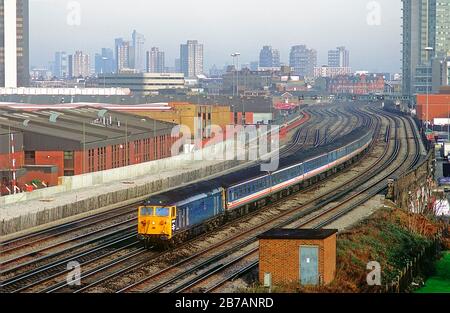 Une locomotive diesel de classe 50 numéro 50050 portant son numéro original de D400 travaillant un « Network Express » à Neuf Elms dans l'ouest de Londres. Banque D'Images